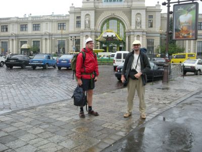 Utanför järnvägsstationen i Lviv. Ankomst.